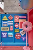 핑크 도넛 조형물이 반기는 팝아트 감성 카페 외관